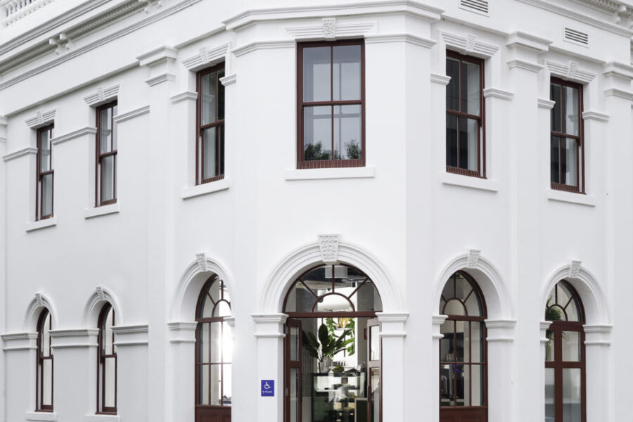 R-Hotel-Geelong-le-Cafe-exterior-1500x650
